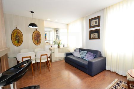 Sala de estar de apartamento para alugar com 2 quartos, 75m² em Santa Efigênia, Belo Horizonte