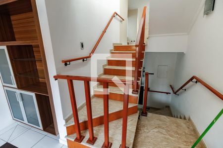 Casa à venda com 165m², 3 quartos e 4 vagasEscada aesso sala 3