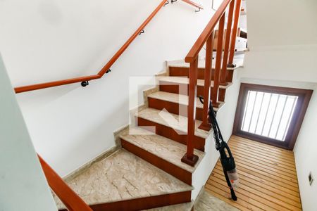 Escada acesso Sala 2 de casa para alugar com 3 quartos, 165m² em Jardim Lar Sao Paulo, São Paulo