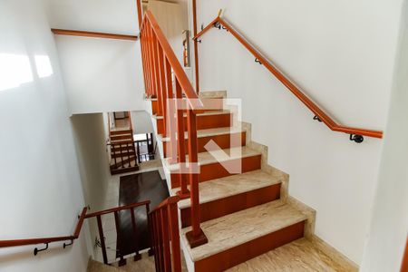 Casa à venda com 165m², 3 quartos e 4 vagasEscada acesso Suíte 1