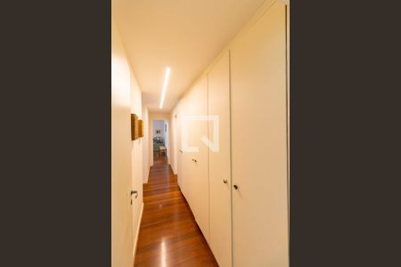 Corredor  de apartamento à venda com 4 quartos, 170m² em Santo Antônio, Belo Horizonte