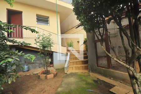 Casa à venda com 500m², 6 quartos e 6 vagasFundos