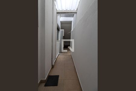 corredor lateral para a área de serviço de casa à venda com 1 quarto, 48m² em Vila das Merces, São Paulo