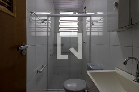 banheiro social_4 de casa para alugar com 1 quarto, 48m² em Vila das Merces, São Paulo