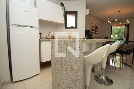 Apartamento para alugar com 48m², 1 quarto e 1 vaga Apartamento para alugar com 48m², 1 quarto e 1 vagaCozinha, geladeira, armários, mesa e banquetas
