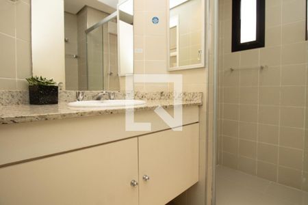 Banheiro, armário e espelho  de apartamento para alugar com 1 quarto, 48m² em Itaim Bibi, São Paulo