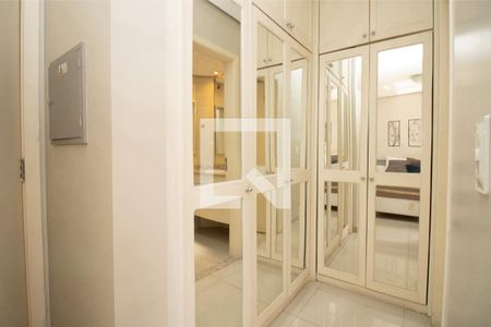 Quarto, armário espelhado  de apartamento para alugar com 1 quarto, 48m² em Itaim Bibi, São Paulo