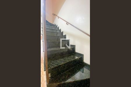 Escada de casa para alugar com 3 quartos, 400m² em Vila Pires, Santo André