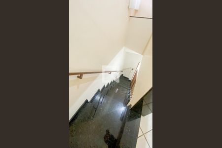 Casa à venda com 400m², 3 quartos e 2 vagas Casa à venda com 400m², 3 quartos e 2 vagasEscada