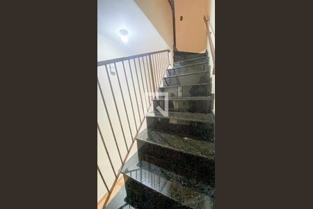 Escada de casa para alugar com 3 quartos, 400m² em Vila Pires, Santo André