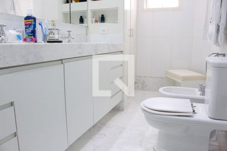 Apartamento à venda com 240m², 5 quartos e 4 vagasBanheiro da Suíte 1