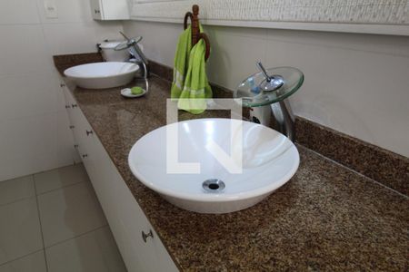 Casa à venda com 620m², 3 quartos e 4 vagasBanheiro da suíte 1