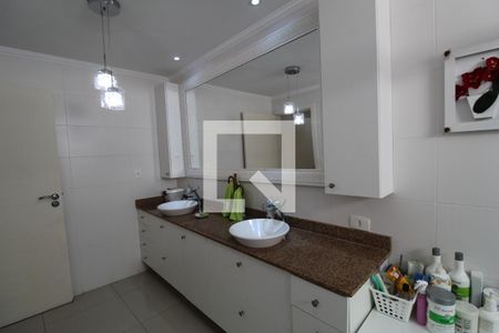 Casa à venda com 620m², 3 quartos e 4 vagasBanheiro da suíte 1