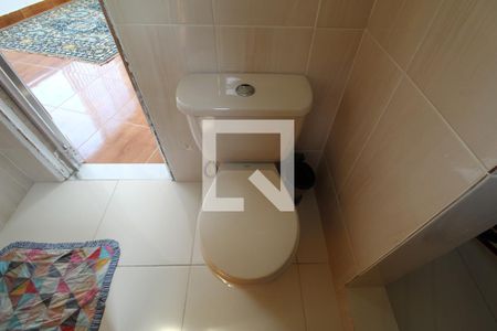 Casa à venda com 620m², 3 quartos e 4 vagasBanheiro do segundo andar da edícula