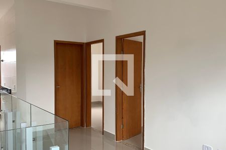 Sala de casa de condomínio para alugar com 2 quartos, 65m² em Vila Tupi, Praia Grande