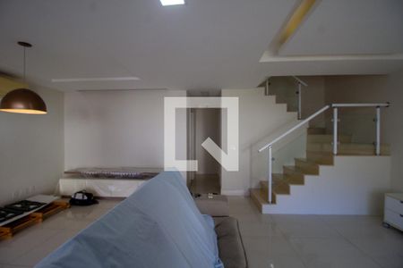 Sala de casa de condomínio para alugar com 5 quartos, 257m² em Vargem Pequena, Rio de Janeiro