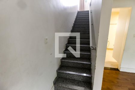 Casa para alugar com 138m², 3 quartos e 3 vagasEscada acesso quartos