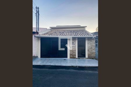 Casa à venda com 270m², 3 quartos e 1 vaga Casa à venda com 270m², 3 quartos e 1 vagaFachada