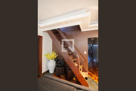 Casa à venda com 270m², 3 quartos e 1 vaga Casa à venda com 270m², 3 quartos e 1 vagaEscada