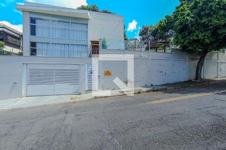 Casa à venda com 700m², 5 quartos e 5 vagas Casa à venda com 700m², 5 quartos e 5 vagasFachada