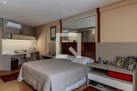 Casa à venda com 700m², 5 quartos e 5 vagas Casa à venda com 700m², 5 quartos e 5 vagasSuíte 5