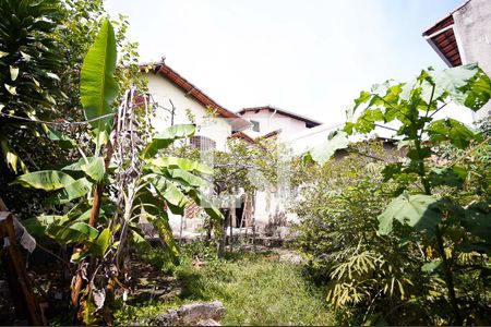 Casa à venda com 200m², 4 quartos e 2 vagas Casa à venda com 200m², 4 quartos e 2 vagasQuintal