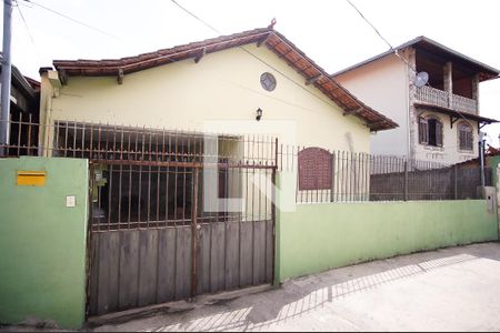 Casa à venda com 200m², 4 quartos e 2 vagas Casa à venda com 200m², 4 quartos e 2 vagasFachada