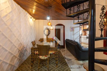 Casa à venda com 520m², 5 quartos e 2 vagas Casa à venda com 520m², 5 quartos e 2 vagasSala