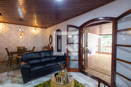 Casa à venda com 520m², 5 quartos e 2 vagas Casa à venda com 520m², 5 quartos e 2 vagasSala