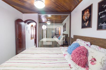 Casa à venda com 520m², 5 quartos e 2 vagas Casa à venda com 520m², 5 quartos e 2 vagasQuarto