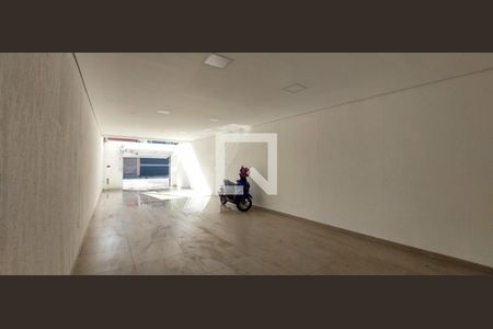 Casa à venda com 163m², 3 quartos e 6 vagas Casa à venda com 163m², 3 quartos e 6 vagasGaragem
