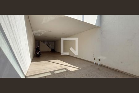 Casa à venda com 163m², 3 quartos e 6 vagas Casa à venda com 163m², 3 quartos e 6 vagasGaragem