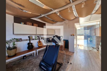 Casa à venda com 210m², 3 quartos e 2 vagas Casa à venda com 210m², 3 quartos e 2 vagasSotão