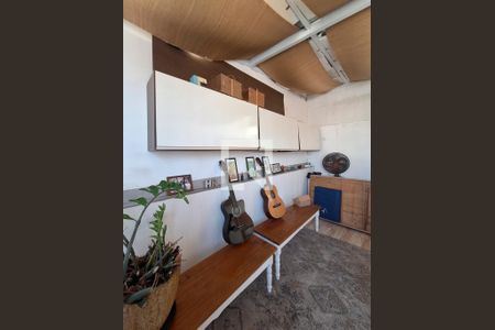 Casa à venda com 210m², 3 quartos e 2 vagas Casa à venda com 210m², 3 quartos e 2 vagasSotão