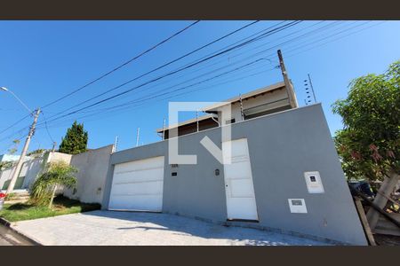 Casa à venda com 400m², 3 quartos e 2 vagas Casa à venda com 400m², 3 quartos e 2 vagasFachada