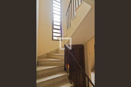 Escada de casa à venda com 3 quartos, 216m² em Parque Maria Domitila, São Paulo