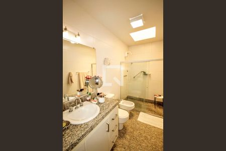 banheiro 1 de casa à venda com 4 quartos, 257m² em Belvedere, Belo Horizonte