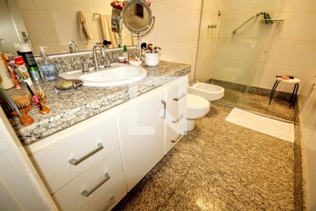 banheiro 1 de casa à venda com 4 quartos, 257m² em Belvedere, Belo Horizonte