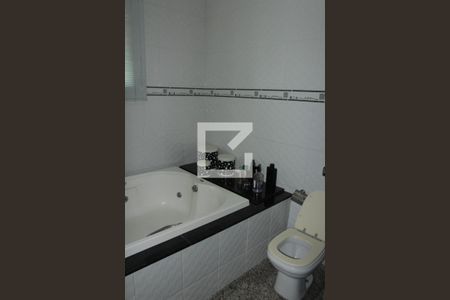 Casa à venda com 238m², 3 quartos e 3 vagasBanheiro Quarto 2