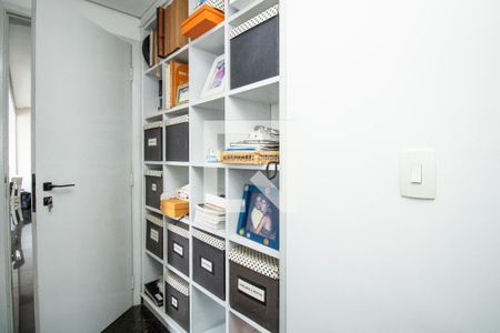 Apartamento à venda com 193m², 4 quartos e 3 vagasCorredor com armário Cozinha