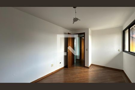 Quarto 1 de casa para alugar com 4 quartos, 360m² em Xaxim, Curitiba