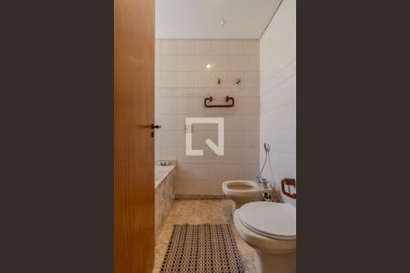 Apartamento à venda com 257m², 3 quartos e 4 vagasBanheiro da Suíte 1