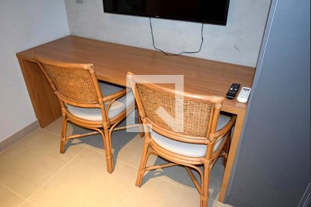 Quarto/Sala conjugados - detalhe mesa de apartamento à venda com 1 quarto, 53m² em Pinheiros, São Paulo