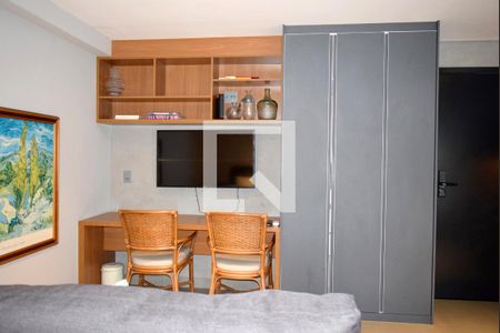 Quarto/Sala conjugados de apartamento à venda com 1 quarto, 53m² em Pinheiros, São Paulo