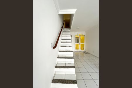 Casa à venda com 90m², 3 quartos e 2 vagasEscadas