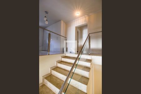 Casa de condomínio à venda com 600m², 6 quartos e 8 vagasEscada