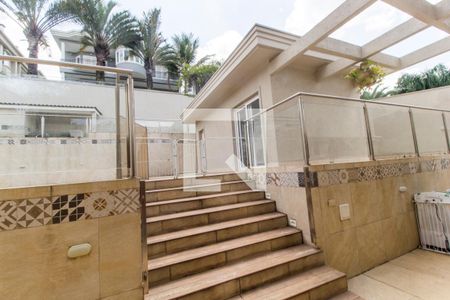 Casa de condomínio à venda com 600m², 6 quartos e 8 vagasEscada