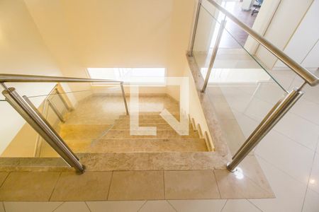 Casa de condomínio à venda com 600m², 6 quartos e 8 vagasEscada