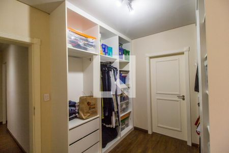 Casa de condomínio à venda com 600m², 6 quartos e 8 vagasCloset da suíte 4