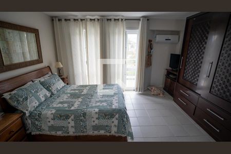 Casa de condomínio à venda com 205m², 5 quartos e 3 vagasSuíte